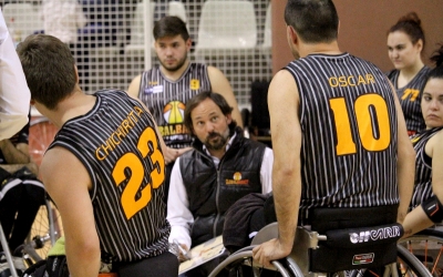 Trigo donant indicacions als seus jugadors en un temps mort | Adrián Arroyo